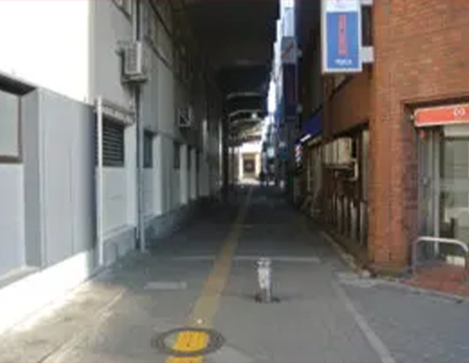 そのまま線路沿い（高架下）を進みます。