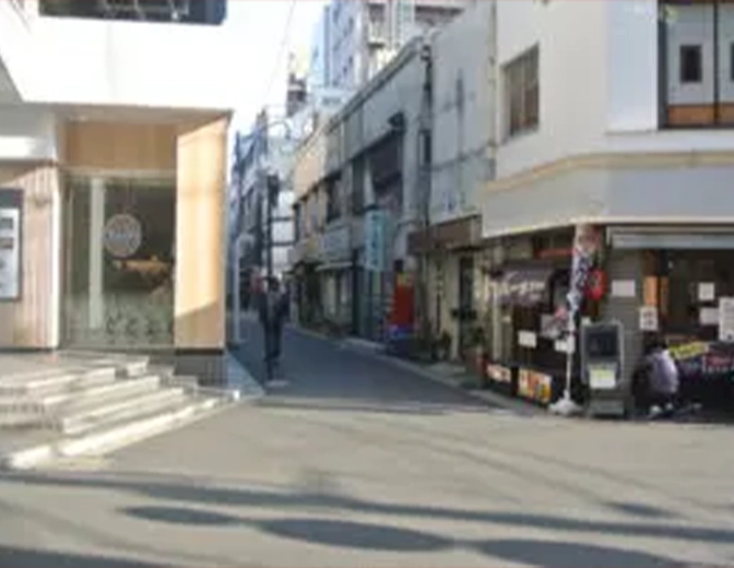 一つ目の十字路を越えてそのまま高架下を進みます。左にタリーズコーヒー　シャポー本八幡店さん、右にやきとり福茂　本八幡店さんが見えます。そのまままっすぐ進みます。