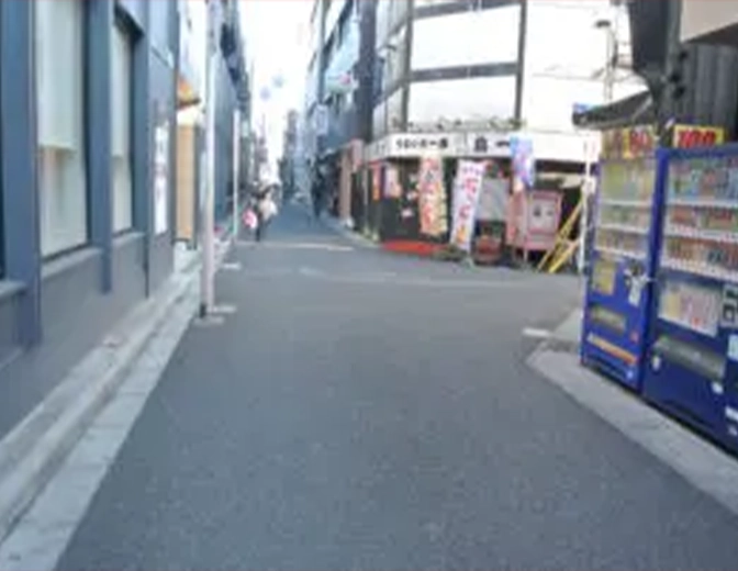 鳥一さんがある角を右に曲がります。