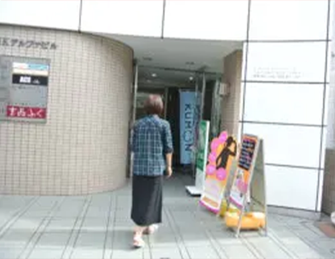 ビルの正面から入ります。そこにエレベーターがございます。