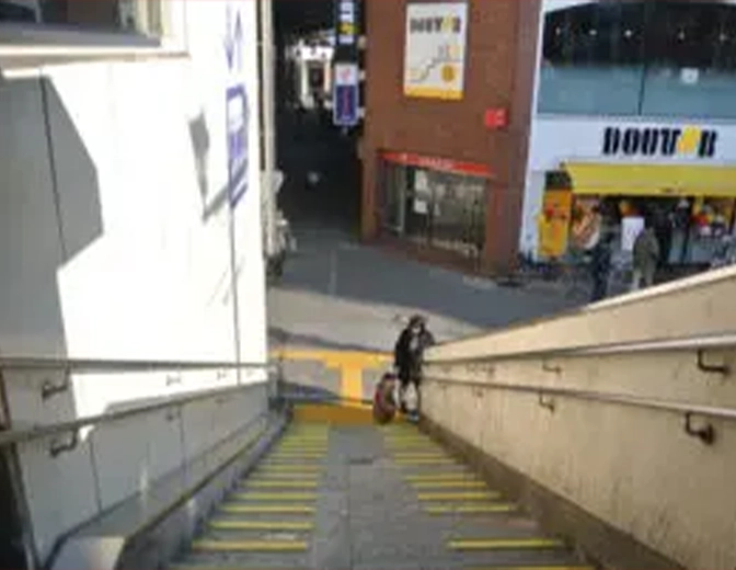 いろり庵きらく　本八幡店を過ぎて、左の階段を下ります。下った先にドトールコーヒーショップ本八幡南口店が見えます