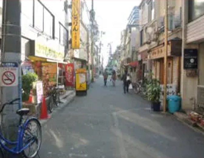 備長炭火ホルモン焼しちりんさんが見えてきます。その先を進みます。右に曲がったらそのまましばらく進みます。