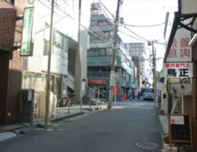 先にある十字路の左角のビルが見えてきます。