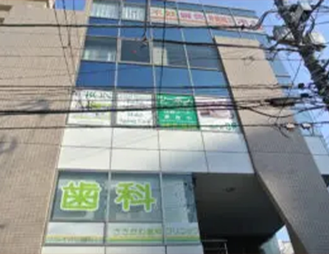 ２階にささがわ歯科クリニックさん、３階にシーボン．フェイ者リストサロン市川店さんがあるビルです。窓に「不妊鍼灸・骨盤矯正・冷え」という文字が見えます。