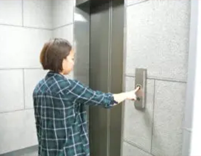 エレベーターで５階におあがりください。