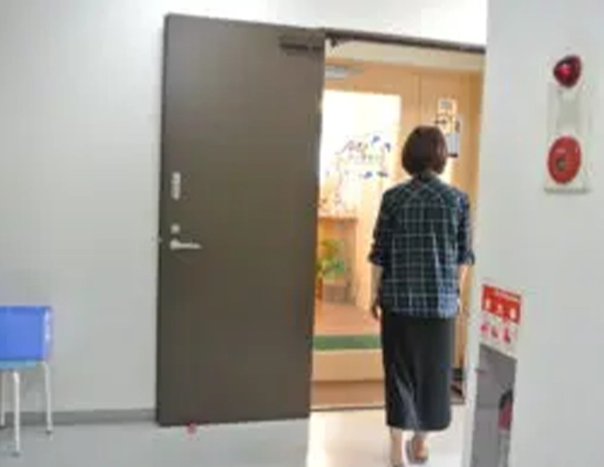 エレベーターを降りたら右が本八幡鍼灸院のドアになります。そのままお進み頂き院内へお入りください。